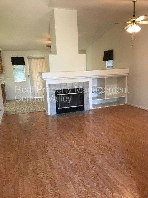 Foto del edificio - 1450 E J St