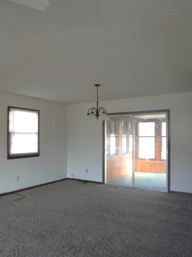 Building Photo - 4925 Mockingbird Ln