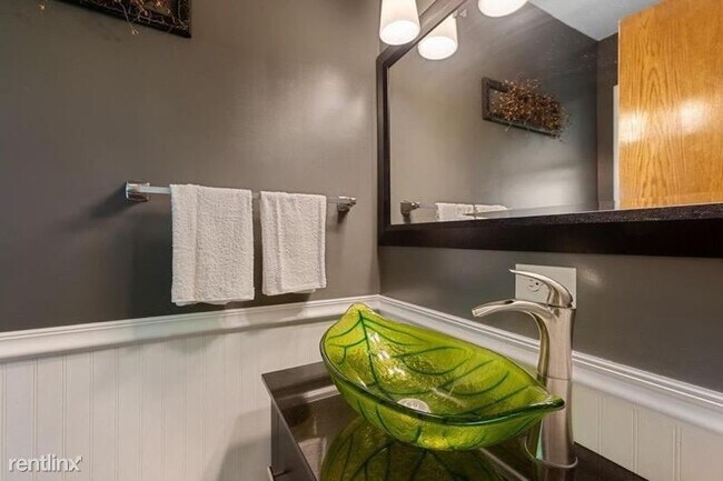 Foto del edificio - 1 br, 1.5 bath House - 7509 Major Ave N