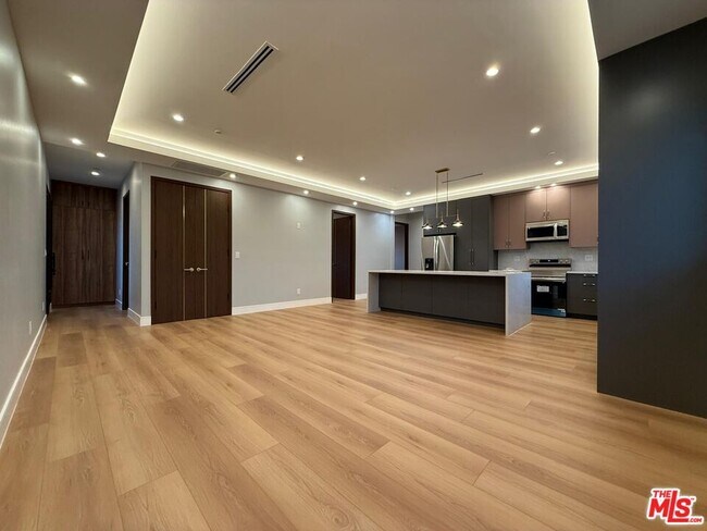 Foto del edificio - 6530 Varna Ave