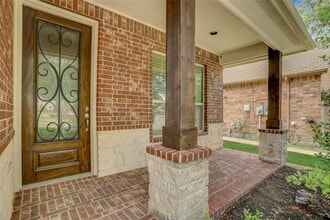Building Photo - 606 Sabinal St