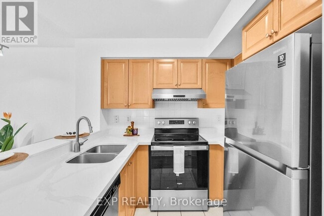 Building Photo - 230 King St E