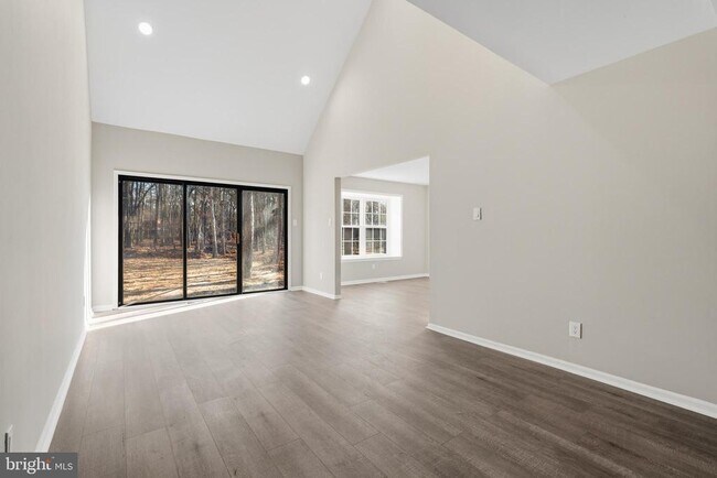 Building Photo - 221 Oak Ln