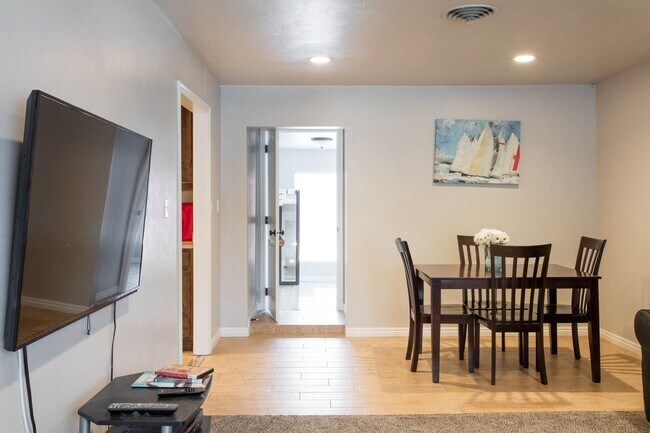 Building Photo - Beautiful Private Yard! Covered Parking!