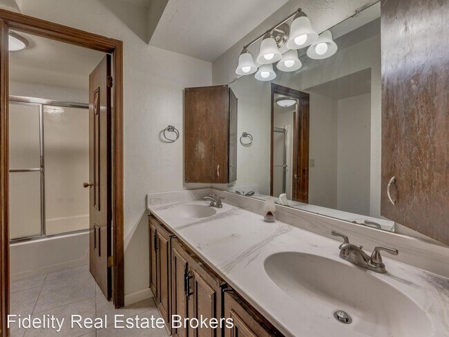 Building Photo - 3 br, 2.5 bath House - 4041 NW 34th Street,