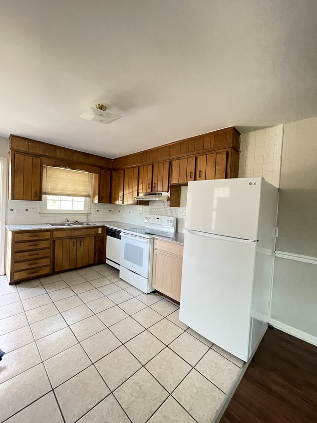 Kitchen - 126 Hunter Dr