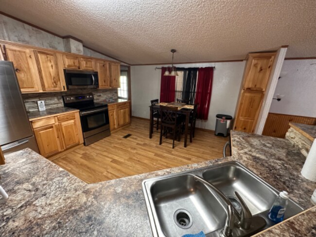 Building Photo - 145 Whippoorwill Dr