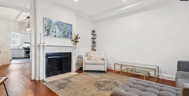 Building Photo - Amazing 3 BR/1.5 BA Townhome in Capitol Hill!