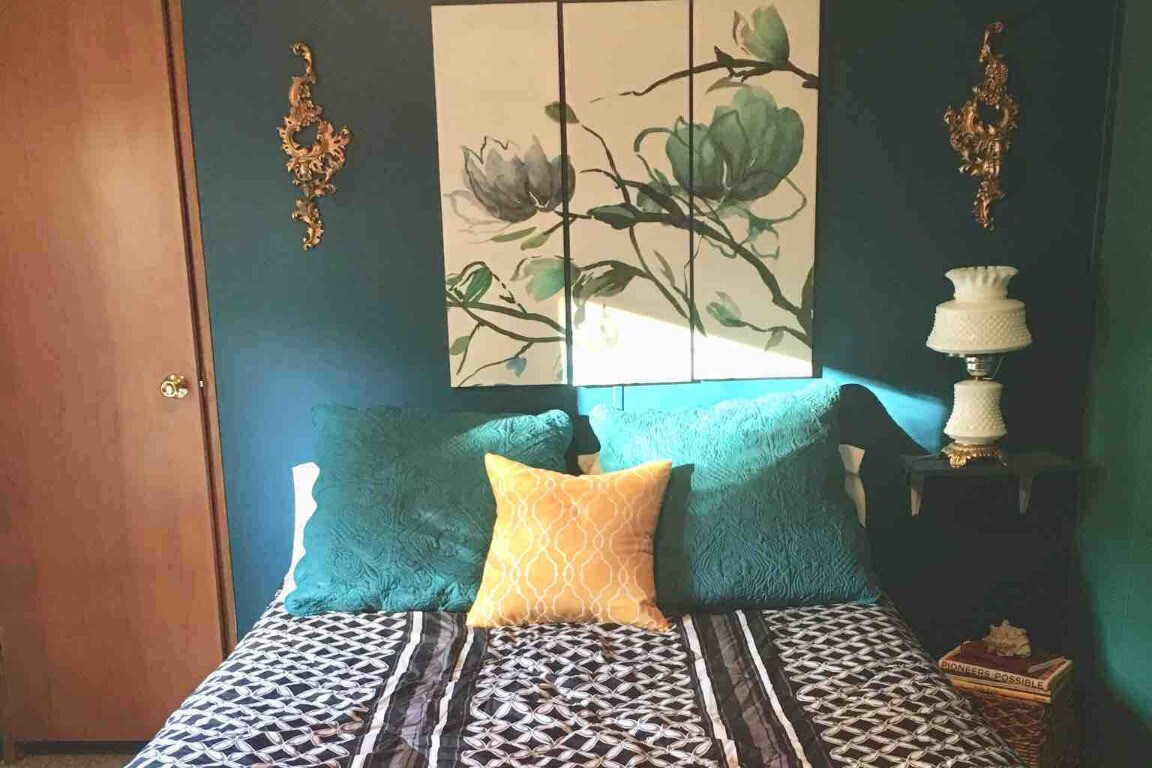 bedroom 1 queen size bed - 1120 Fort Johnson Rd