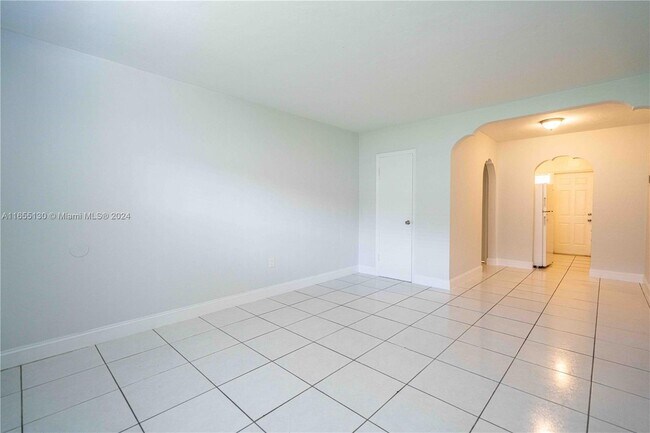 Foto del edificio - 7829 Carlyle Ave