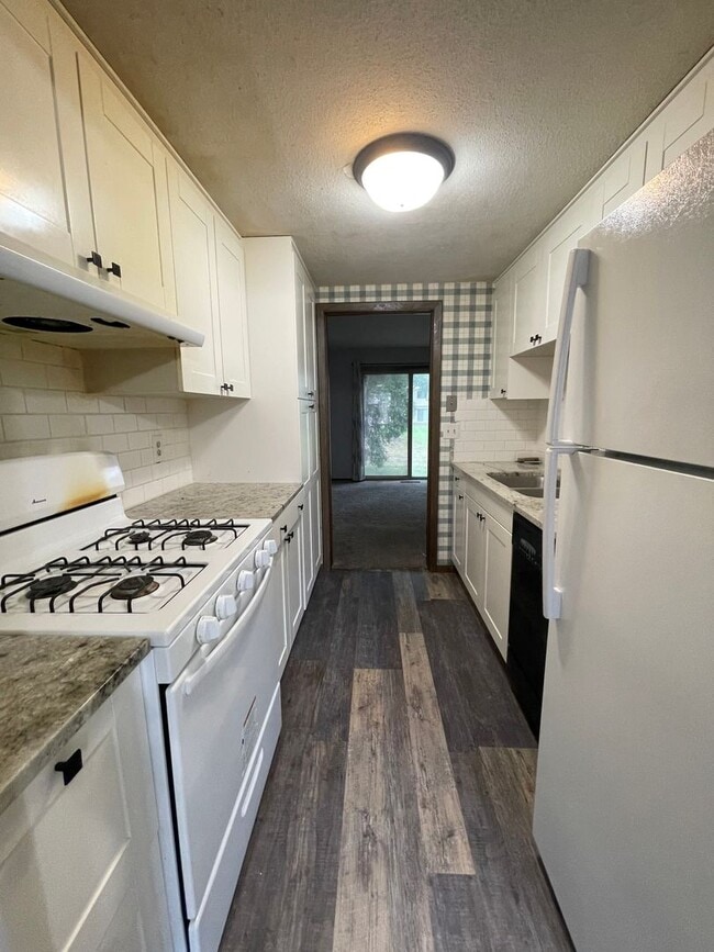 Building Photo - Spacious 3 BR / 2 BA Townhouse w/ Walkout ...