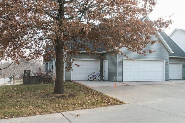 Foto del edificio - Huge 3-bedroom, 4-bath, 3-car garage townhome in Longfellow neighborhood