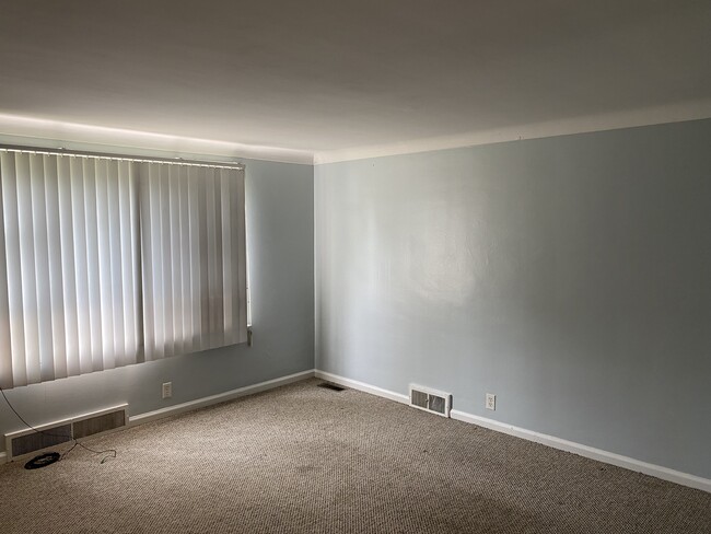 Building Photo - 947 Vassar Dr