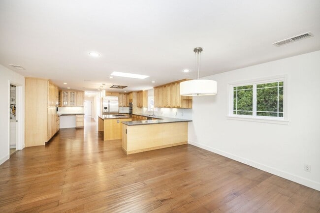 Building Photo - Beautifully Remodeled 4 Bed, 3 Bath Home w...