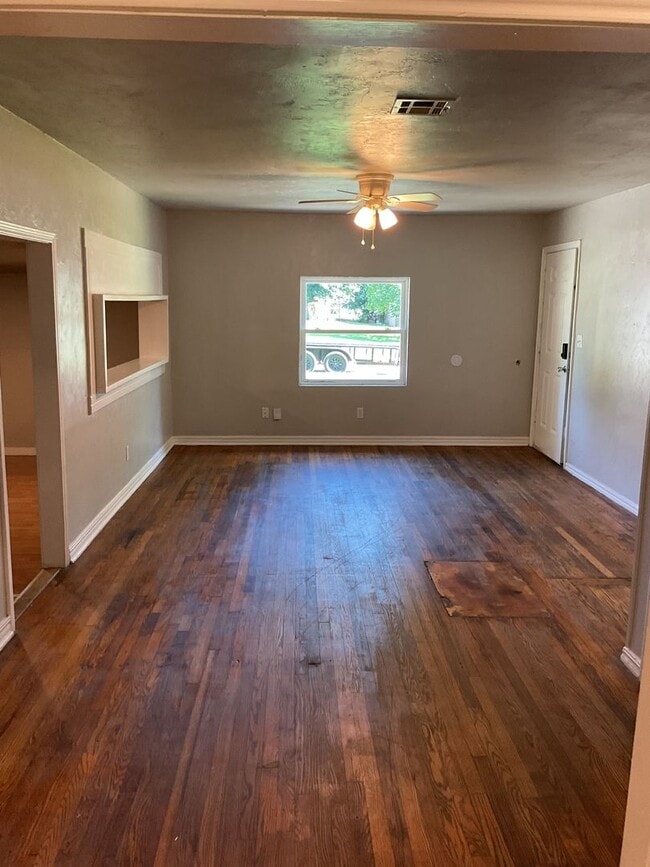 Building Photo - Nice large family home