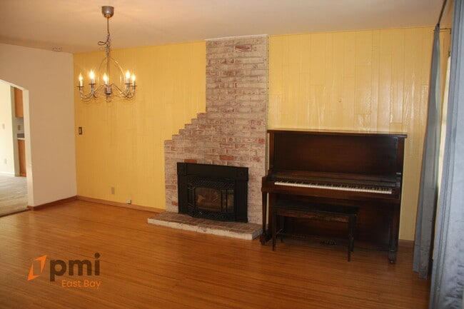 Building Photo - Cute House with Spacious Private Backyard