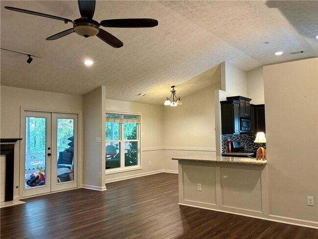 Foto del edificio - 523 Bluff Ct