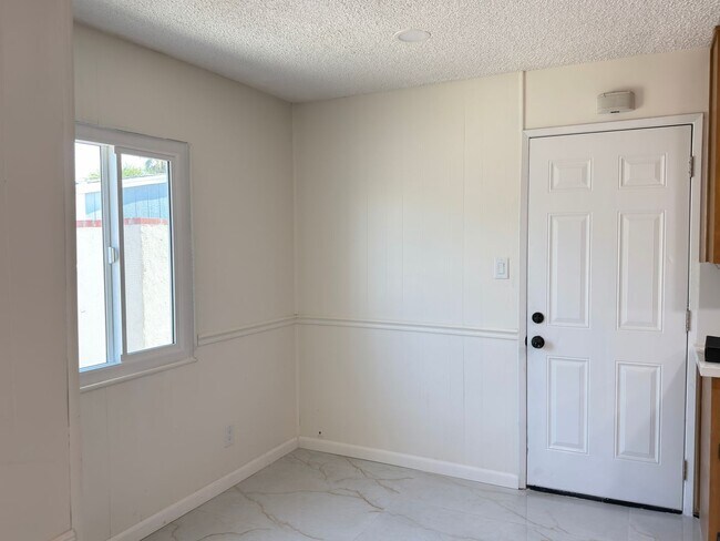 Foto del edificio - 15414 Eleanor Ln