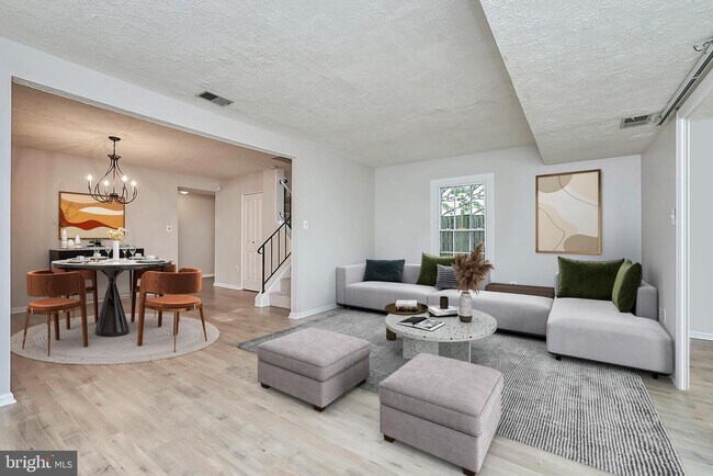 Building Photo - 5727 Independence Cir