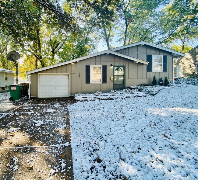 Building Photo - {11821} Desirable Shawnee Village Location + Hardwood Floors + Fenced Yard