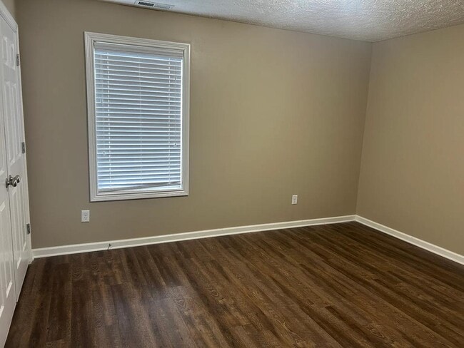 Building Photo - 201 Cherry Way