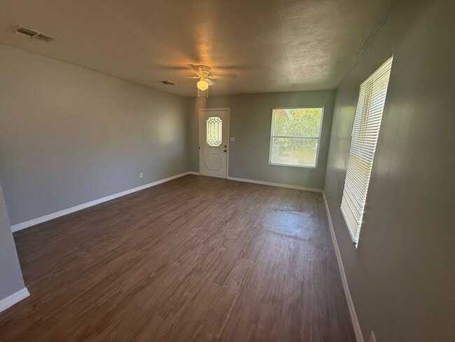 Building Photo - $300 OFF FIRST MONTHS RENT MOVE-IN SPECIAL!!