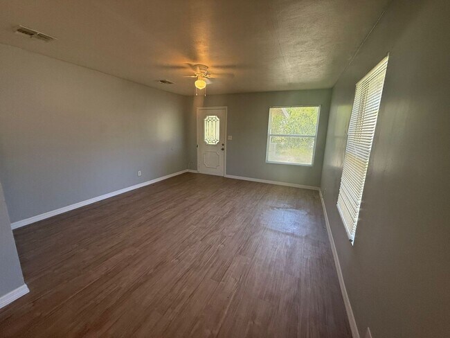 Foto del edificio - $300 OFF FIRST MONTHS RENT MOVE-IN SPECIAL!!