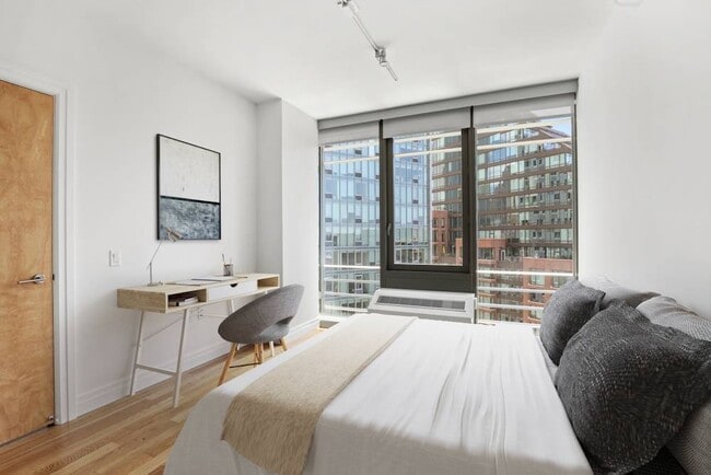 Building Photo - 550 W 54th St