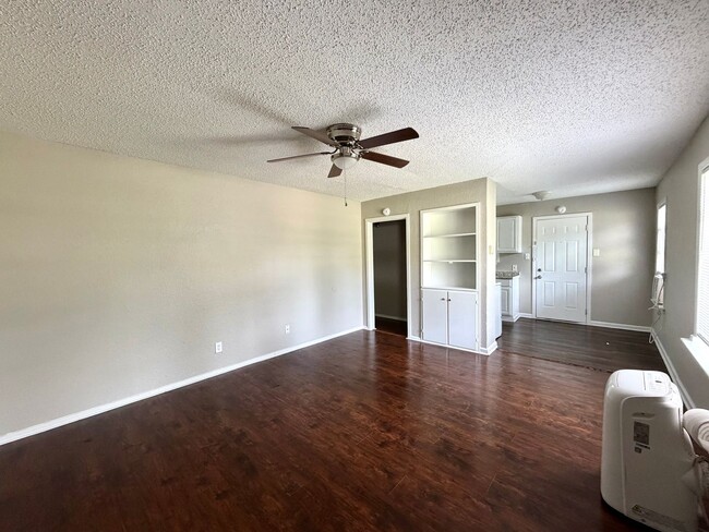 Foto del edificio - 6365 Hollis Ave