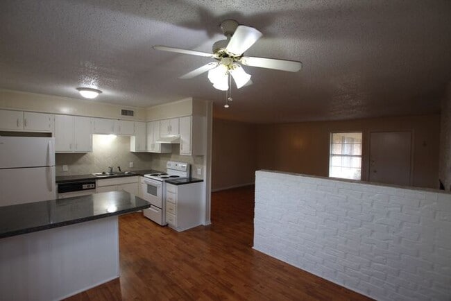 Building Photo - Available Now! 2 bedroom 1 bath rental in ...