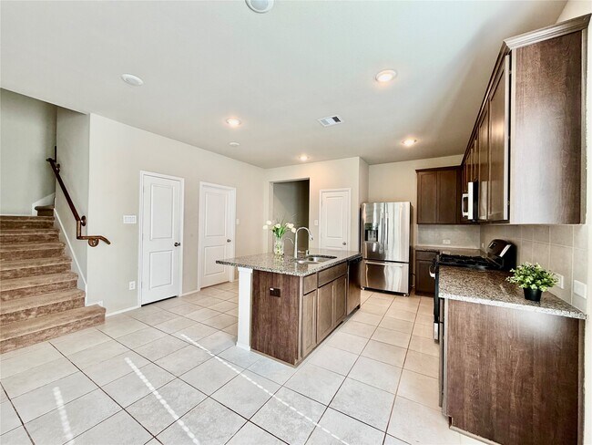 Foto del edificio - 8711 Windsong Trail Dr