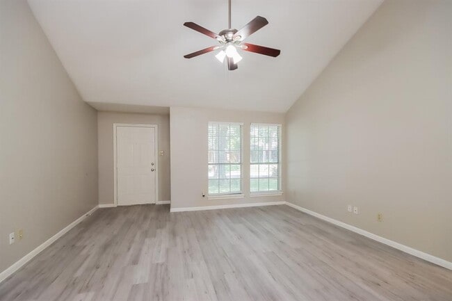 Building Photo - 2422 Sherwood Hollow Ln