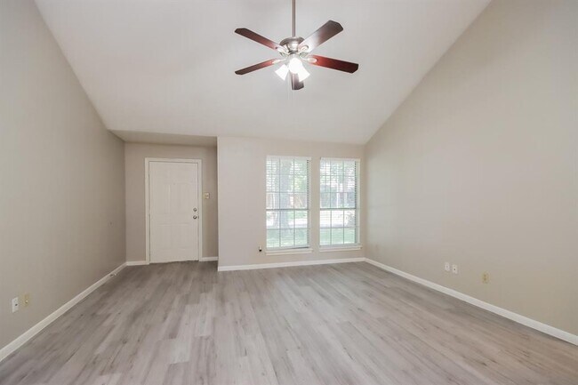 Foto del edificio - 2422 Sherwood Hollow Ln