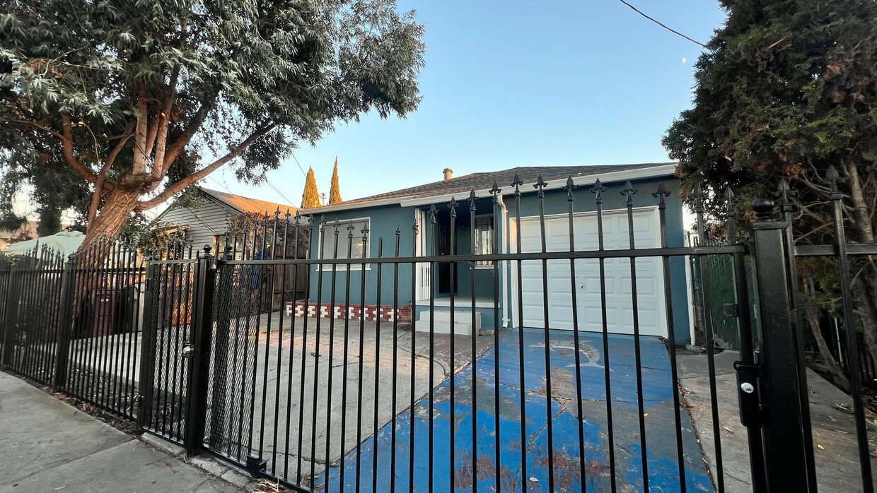 Foto principal - Updated 3 Bed 2 Bath House in Oakland - Av...