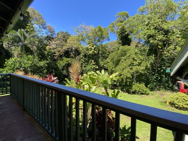 Foto del edificio - FOR RENT: Private 3 Bed, 2 Bath Custom Tur...
