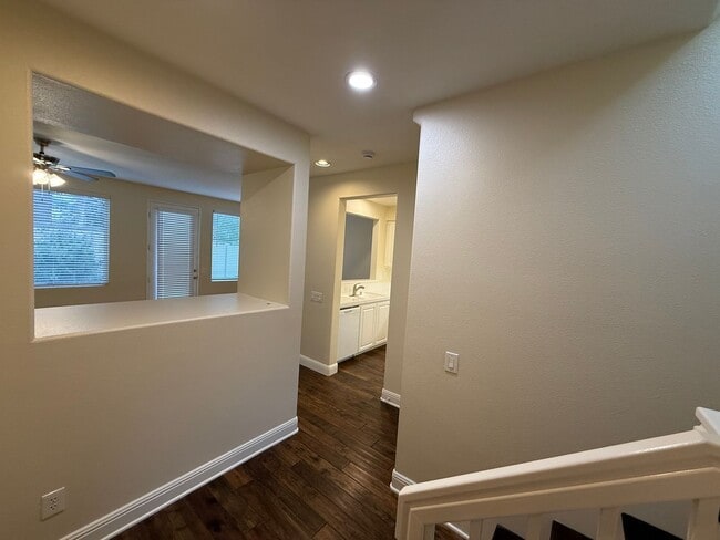 Building Photo - $675 Off First month's Rent - Cute Townhome near Camarillo High School