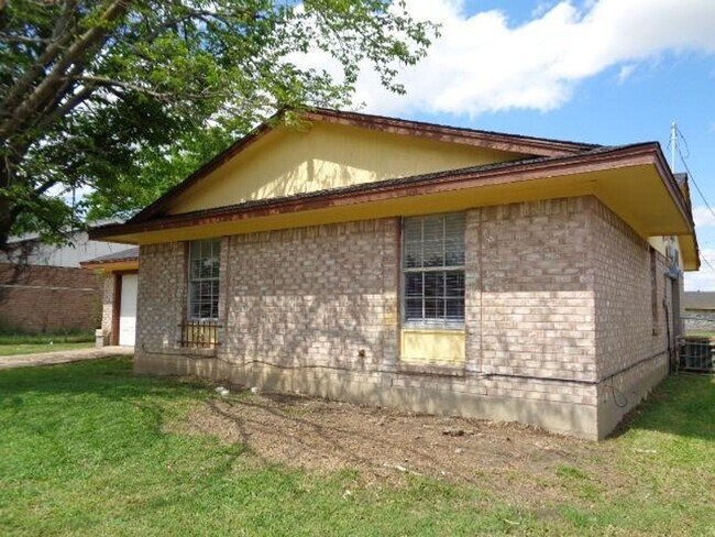 Building Photo - 4 Bedrooms, 2 Full Baths Near I-45 & I-20