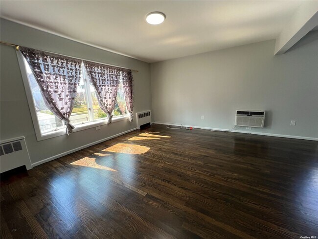 Foto del edificio - 51 Baisley Ave