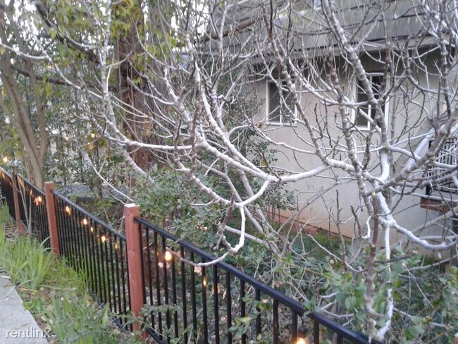 Building Photo - 2 br, 2 bath Townhome - 322 Huntley Ave
