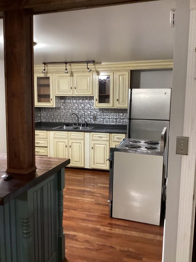 Building Photo - 1 Bedroom 1 Bath Basement Apartment