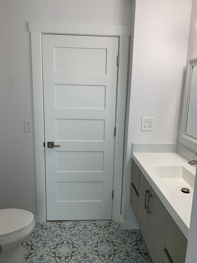 Foto del edificio - Beautiful 1bedroom on Sheridan