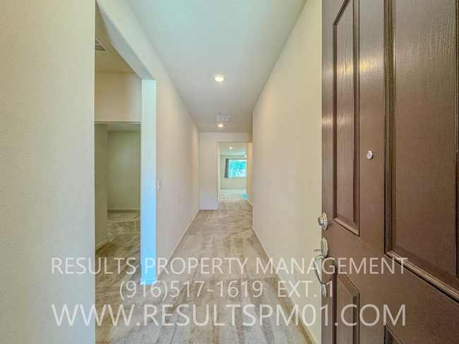 Foto del edificio - Beautiful Roseville 3 +Den Solar Home