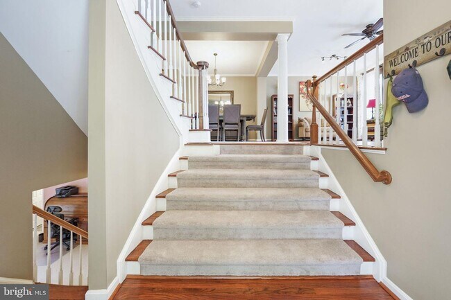 Building Photo - Luxury TH with 2 Car Garage in Sough After Kingstowne