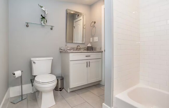 Foto del edificio - Charming 2 Bed, 2 Bath Home in Raleigh's Desirable Five Points – Fenced Yard & Prime Location
