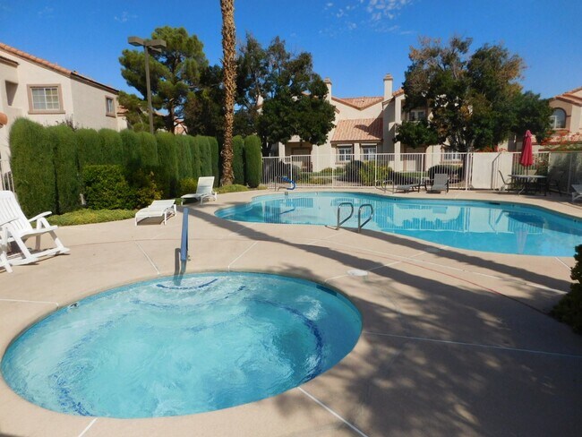 Foto del edificio - Gorgeous 3 bedroom condo with a 2 car gara...