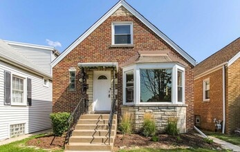 Building Photo - 6042 W Bryn Mawr Ave