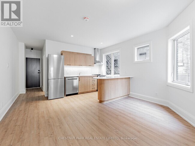 Building Photo - 2528-2528 Yonge St