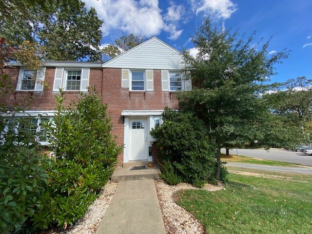 Primary Photo - 621 N Nelson St