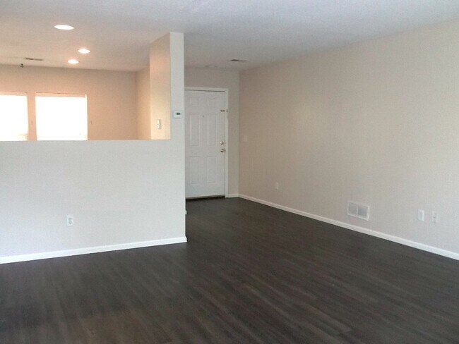 Foto del edificio - 3415 Warren Farm Dr