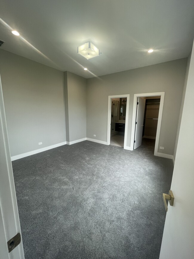 Master bedroom with walk in closet - 1300 Jefferson St